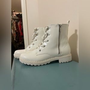Shoe Dazzle, White zip-up and laced boots, Size:8.5, barely worn.